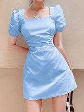 Minikleid mit gerüschtem Ausschnitt und Puffärmeln